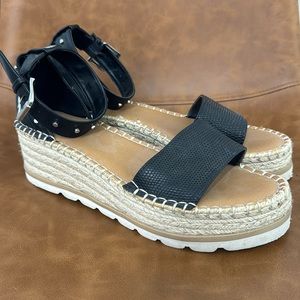 Universal Thread Sandals